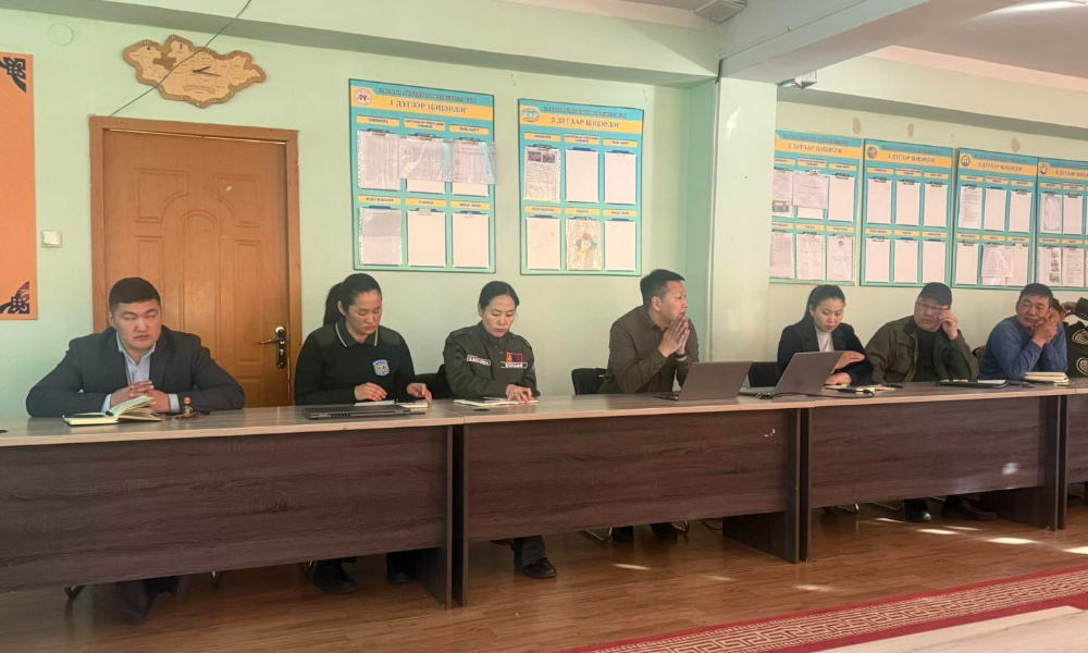 Монгол Улсын Ерөнхийлөгчийн санаачилгаар уур амьсгалын өөрчлөлт, цөлжилт, газрын доройтлыг бууруулах зорилгоор хэрэгжиж буй “Тэрбум мод” үндэсний хөдөлгөөний хүрээнд ойжуулалтын ажлыг эрчимжүүлэх зорилт тавин ажиллаж байна.
Энэхүү ажлын хүрээнд ЗГХА-Ойн газар, Монголбанк, Монголын Банкны Холбооны гишүүн байгууллагуудын санаачилгаар “Тэрбум мод” сангийн хөрөнгө оруулалтаар Завхан аймгийн Тосонцэнгэл суманд ойжуулалт хийх талбайн байршлыг сонгох асуудлаар уулзалт зохион байгууллаа. Уулзалтад “Тэрбум мод” сангийн зохицуулагч Ц.Цэгмэд, тус сангийн инженер Л.Дорждамба, Засгийн газрын хэрэгжүүлэгч агентлаг Ойн газрын ойжуулалт, ойн нөхөн сэргээлт хариуцсан ахлах мэргэжилтэн Б.Өсөхбаяр нар оролцож, аймгийн Засаг даргатай санал солилцов