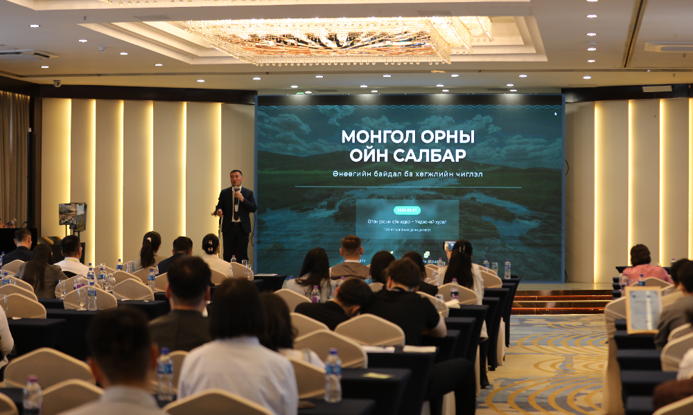 Жил бүрийн 3 дугаар сарын 21-нийг Нэгдсэн Үндэстний Байгууллага Олон улсын ойн өдөр болгон тэмдэглэдэг бөгөөд энэ өдөр ойн экосистемийн ач холбогдол, тогтвортой хөгжлийн зорилтуудыг хэрэгжүүлэхэд ойн үүргийг онцолдог.
Энэ өдөрт зориулан “Ой ба эдийн засаг” сэдэвт “Монгол орны ойн салбарын бодлого, шинжлэх ухаан, технологи” үндэсний VII хурал 2026.03.21-нд зохион байгуулагдлаа.