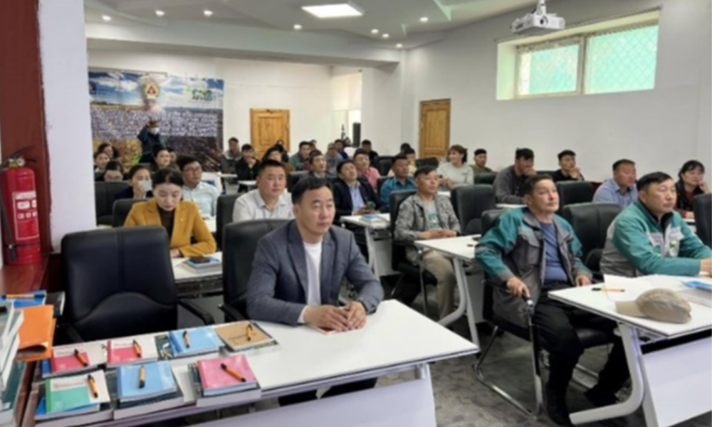 ✅Засгийн газрын хэрэгжүүлэгч Ойн газраас Дорнод, Сүхбаатар, Хэнтий аймгийн байгаль орчны салбарын албан хаагчдад зориулан “Нийтийн албан тушаалтны эрх, үүрэг, ашиг сонирхлын зөрчлийн мэдэгдэл, тайлбарыг хэрхэн гаргах талаарх эрх зүйн ойлголт, зөрчил мэдээлэх АТГ-ын 110 тусгай дугаар утас, шүгэл үлээхийн ач холбогдол”, “Ой, хээрийн түймрээс урьдчилан сэргийлэх, хамгаалах талаар хууль, эрх зүйн тухай ойлголтууд”зэрэг сэдвээр 2025 оны 05 дугаар сарын 12-16-ны өдрүүдэд танхимын сургалт зохион байгууллаа.

✅Сургалтад зүүн бүсийн аймгуудын зарим сумдын ЗДТГ-ын дарга, багийн Засаг дарга, сумын  болон сум дундын ойн ангийн дарга, инженер, техникч, сумдын байгаль орчны хяналтын улсын байцаагч, байгаль хамгаалагч, ойн нөхөрлөлийн гишүүн зэрэг 120 гаруй албан хаагч хамрагдав.

✅Тус сургалтыг Ойн газрын Захиргаа, удирдлагын хэлтсийн ахлах мэргэжилтэн Л.Тунамал-Эрдэнэ, Ойн нөөцийн хэлтсийн ахлах мэргэжилтэн Б.Аманжол нар удирдан явуулсан бөгөөд Азийн Ойн хамтын ажиллагааны байгууллага “AFoCO-039/2023” төслийн дэмжлэгээр зохион байгууллаа.
